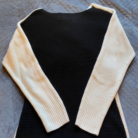 Calvin Klein Two-Toned Sweater. - Picture 4 of 4